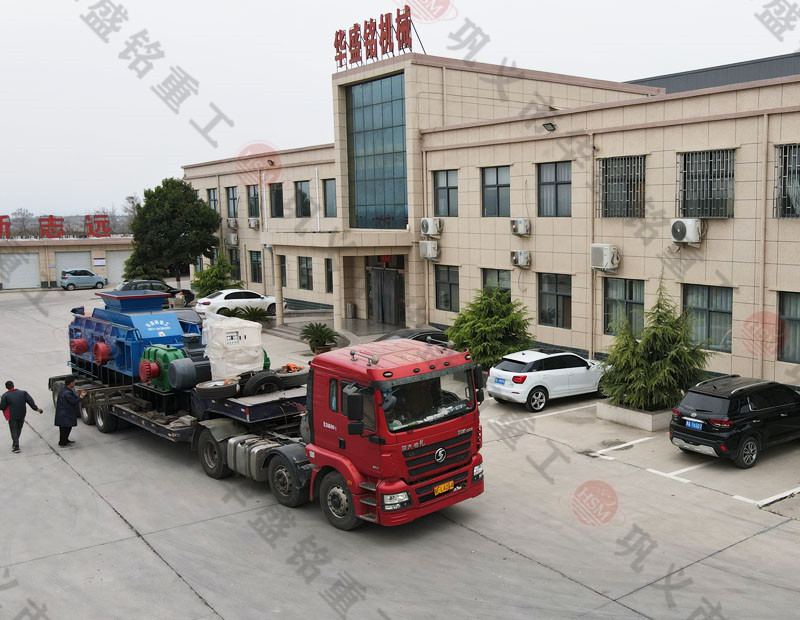 大型鐵礦石對輥制砂機產(chǎn)量是多少？