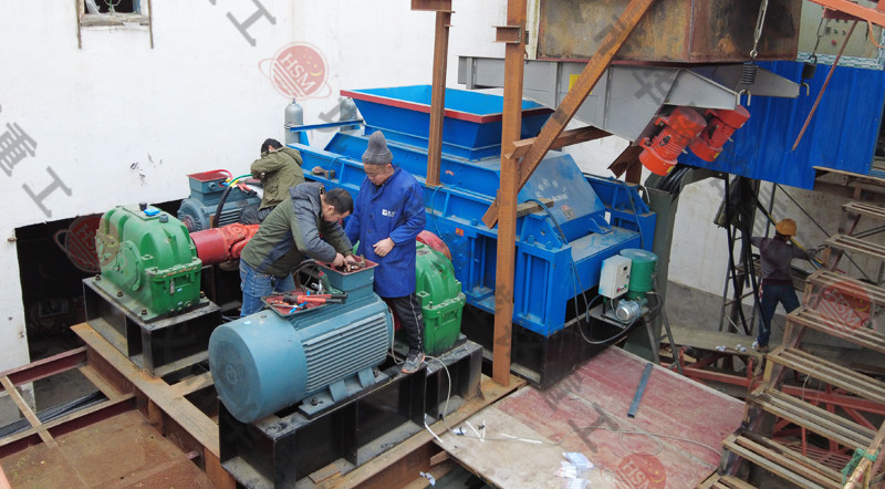 全自動液壓對輥制砂機現場