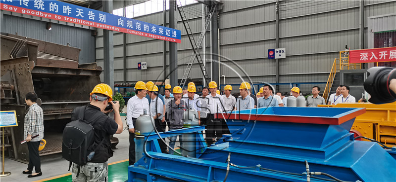 對(duì)輥制砂機(jī)廠家--熱烈歡迎袁書記來我廠參觀考察