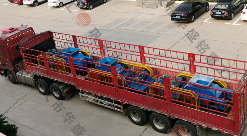 三臺(tái)750ⅹ500型對(duì)輥制砂機(jī)發(fā)往貴陽